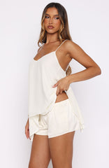 Chill Squad Shorts Cream